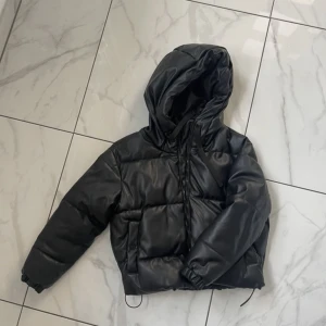 Stradivarius vinterjacka - Suuperfin och varm vinterjacka från stradivarius!💕 Helt ny men säljes då den tyvärr var alleles för stor😔 Nypris: 630kr men alltid slutsåld Hör av er vid övriga frågor + bilder🤗