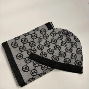 Michael kors mössa&sjal - Hej! Säljer detta settet som jag köpte i USA för ett par år sedan, tyvär hann jag bara använda dem i en säsong så settet är i bra shick. Mössan är 22 diameter och sjalen är 25cm i bredd och 160cm i längd.