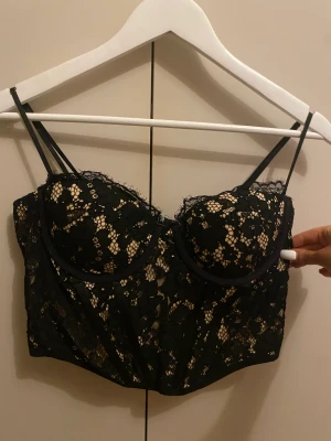 Topp - Asfin topp / korsett liknande. Använt fåtal gånger och är som ny! storlek L men skulle säga att den passar på M också, då jag vanligtvis är M. Shein storlekarna kan vara ganska små!