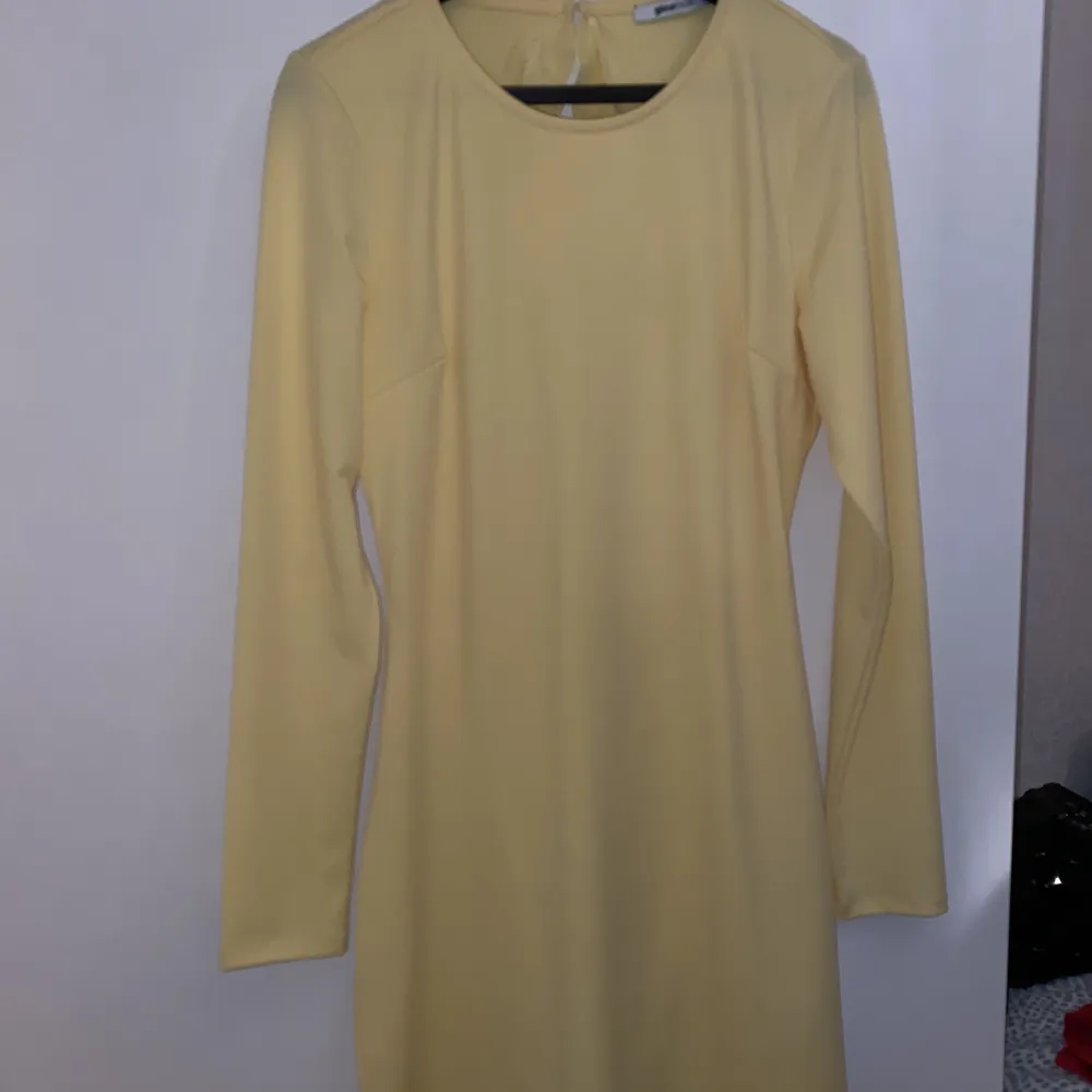 säljer denna super gulliga klänning från gina. Den är en fin gul färg med öppen rygg. aldrig använd.⭐️. Klänningar.