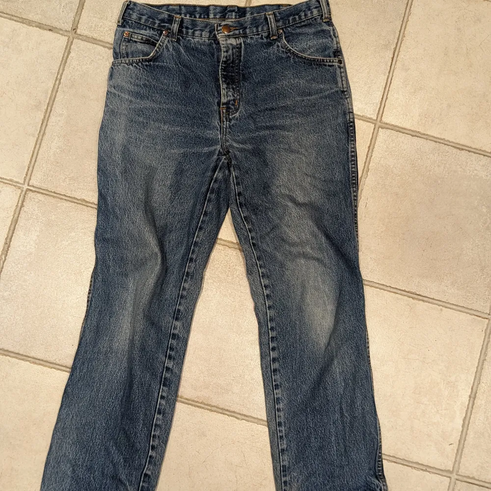superfina jeans som är raka i formen o lite baggy, lite urtvättade 💥 färgen på sista bilden är irl färgen 💞något slitna längst ner, skickar bild om det önskas! har också fler bilder på hur de sitter, bara att fråga 💞💞midjemått: 88 cm. Jeans & Byxor.