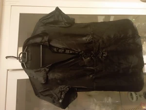 Blank party blus - Jätte fin,lite djupare v-ringning  vacker och lite sensuell stil  Blankt material med fina knappar  