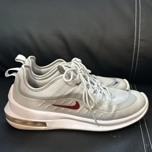 Nike air  - Säljer mina Nike. Har använts inomhus för gym. Fräscha till och bekväma. Storlek 39.