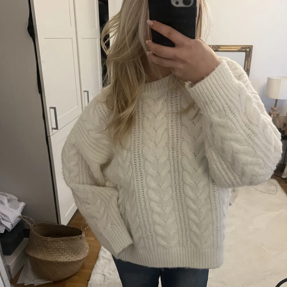 Såå mysig stickad tröja från Vero Moda! nypris 500kr mitt pris 350kr! 💞💞i stl XL men skulle säga mer M/L och sitter super fint på!❣️. Tröjor & Koftor.