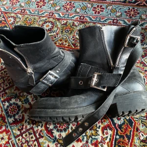 Boots från zara - Snygga boots ifrån zara. Slitna därav priset som även går att diskutera. Säljes pågrund av att de är för små för mig.