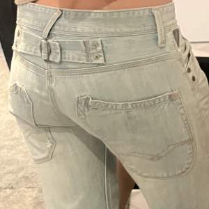 Lågmidjade jeans ifrån Replay.  Midjemått: 88cm  Innerbenslöngd: 83,5 cm