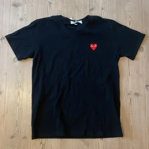 Cdg T-shirt - Helt ny cdg s-shirt i storlek XL men passar L/M. Skick 10/10 aldrig använd bara testad. 