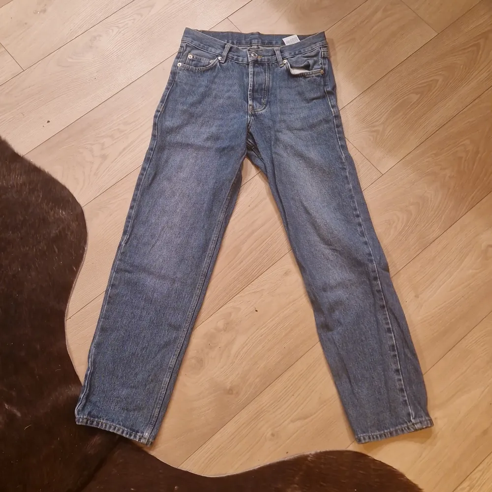 Ett par oanvända jeans, för små. Jeans & Byxor.