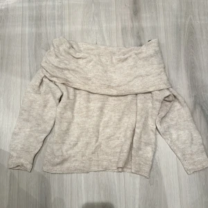 Hm tröja - Säljer denna fina tröja från hm då den inte kommer till användning längre❤️Är använd sparsamt och är som ny, tveka inte på att skriva vid frågor eller intresse!!