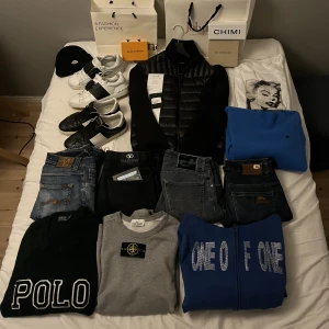 Grisch kläder - Tja har fått in massa märkeskläder i olika storlekar storlekar och skick, skriv om du är sugen på att köpa nåt innan det tar slut. Och så löser vi ett fair pris för plagget. MVH Simon 