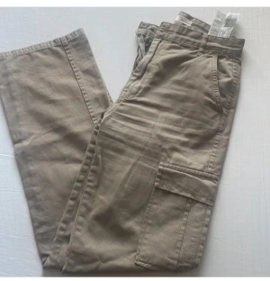 Cargo byxor  - Cargo byxor från stradivarius,, nytt skick. Storlek 36!💞