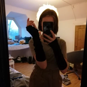Svarta armvärmare - Säljer ett par arm värmare som inte längre kommer till användning, funkar också att ha dem över armbågarna om man hellre vill det. 