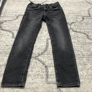 Byxor  - Byxor den är helt ny jag har inte användat den 