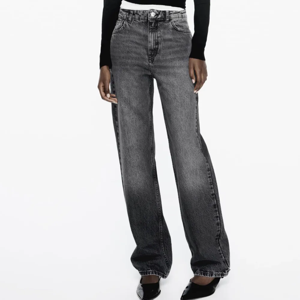Säljer dessa zara jeans då dom inte kommer till användning längre💕. Jeans & Byxor.