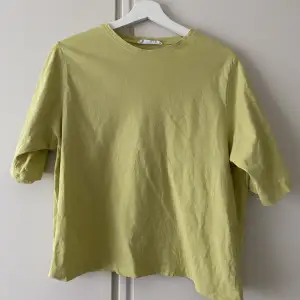 Fräck och härlig färg på t-shirt från mango. Relaxed fit