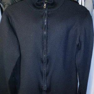 Oscar Jacobson ull Zip tröja - Oscar Jacobson ull Zip tröja i storlek xl men har krympt i tvätten så är som en s i fint skick 