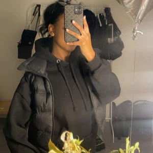 Croppad väst från zara - En kort väst från zara använd väldigt få gånger