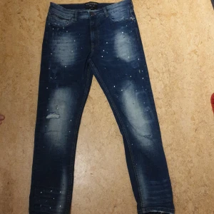 Supply and demand - Hej Säljer mina jeans de är helt nya de är för stora för mig 