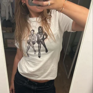 In print we trust after party - Jätte fin och bra kvalitet men tyvärr ser jag inte mig ha på mig den alls. Helt oanvänd också! Pris kan såklart diskuteras:) (Första bilden är från pintrest)