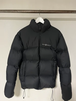 Sail Racing Cloud Down Hood  - Dunjacka från Sail Racing enbart använt en säsong. Jackan är i storlek S, och det finns en liten lagning på ca 1x1cm på vänster underarm.  Alla bud är välkomna! 2000 kr