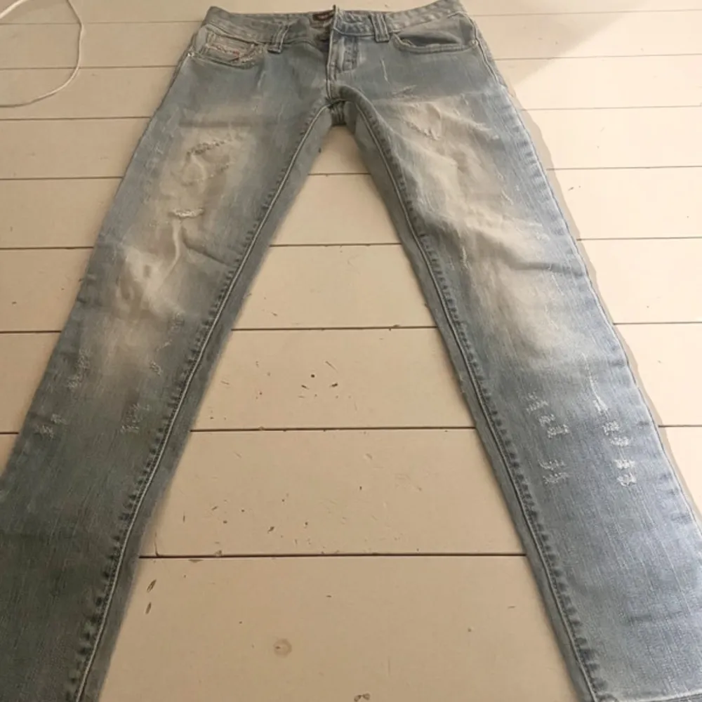 Säljer mina ljusblåa fräscha Lågmidjade diesel jeans. De är i bra skick och inga defekter, säljer pga att de är för små. Jeansen är storlek 27-28/30 (S). Längden passar nog 157-163 som bäst. Köparen står för frakten🙌❤️. Jeans & Byxor.
