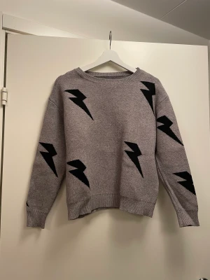 Blixt tröja - Fram och baksida på en jättefin tröja🙌🏼 Säljer eftersom jag inte använder längre, använd ett fåtal gånger! 