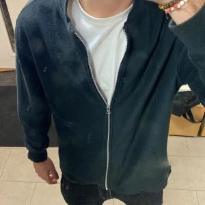 Svart Zip hoodie! - Säljer nu min sjukt feta Zip-hoodie ifrån Brothers! Bra kvalite och skönt material, ett toppval inför vintern! Inga defekter och har en bra passform!!! Modellen på bilden är 1,90 
