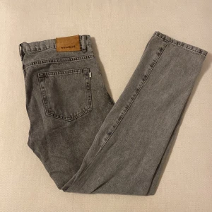 Woodbird Jeans - Woodbird Jeans i storlek 32/34. Nypris 1200 mitt pris 450. Vid fler bilder eller frågor är det bara att höra av sig.