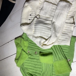 Tröjor - 2 kortare stickade tröjor !! Grön med knappar och vit med dragkedja 