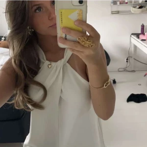 Fin topp - Säljer min jättefina vita topp ifrån zara💕💕(lånad bild)