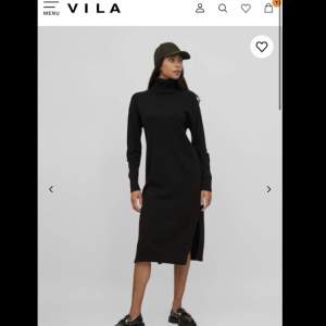 Helt ny stickad klänning från Vila, aldrig använd, storlek M. Slits på båda sidor. 250kr