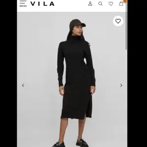 Helt ny stickad klänning från Vila, aldrig använd, storlek M. Slits på båda sidor. 250kr