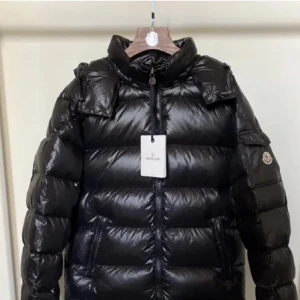 Moncler Maya - Säljer min moncler maya, köpt för 1 vecka sedan på plick. Säljer den för den var för stor. Skick: 9/10 Storlek: 1/S. Passar även M.