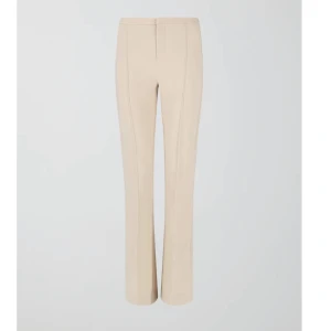 Beiga kostymbyxor  - Kostymbyxor från GinaTricot. Använda 1 gång så dom är som nya. Storlek M. Stretchigt material. Medelhöga med bootcut. Nypris 349 kr. 