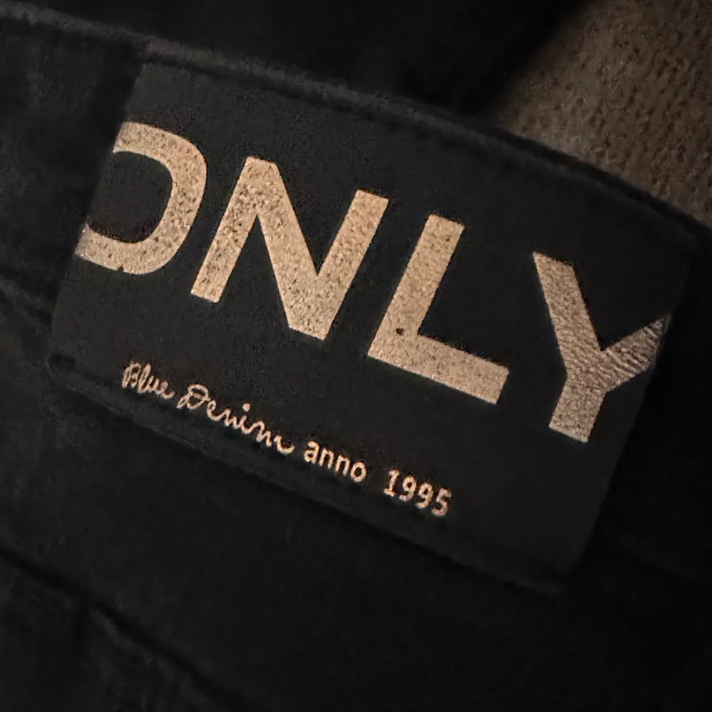 Fina svarta flare/bellbottom jeans från ONLY. Jeans & Byxor.