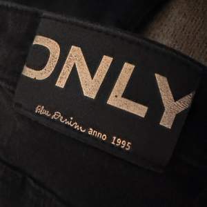 Fina svarta flare/bellbottom jeans från ONLY