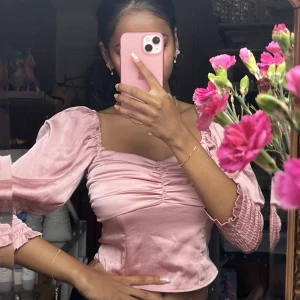 Rosa topp - Supersöt sommar eller vår topp i bra skick! Fint satinmaterial och knappt använd!