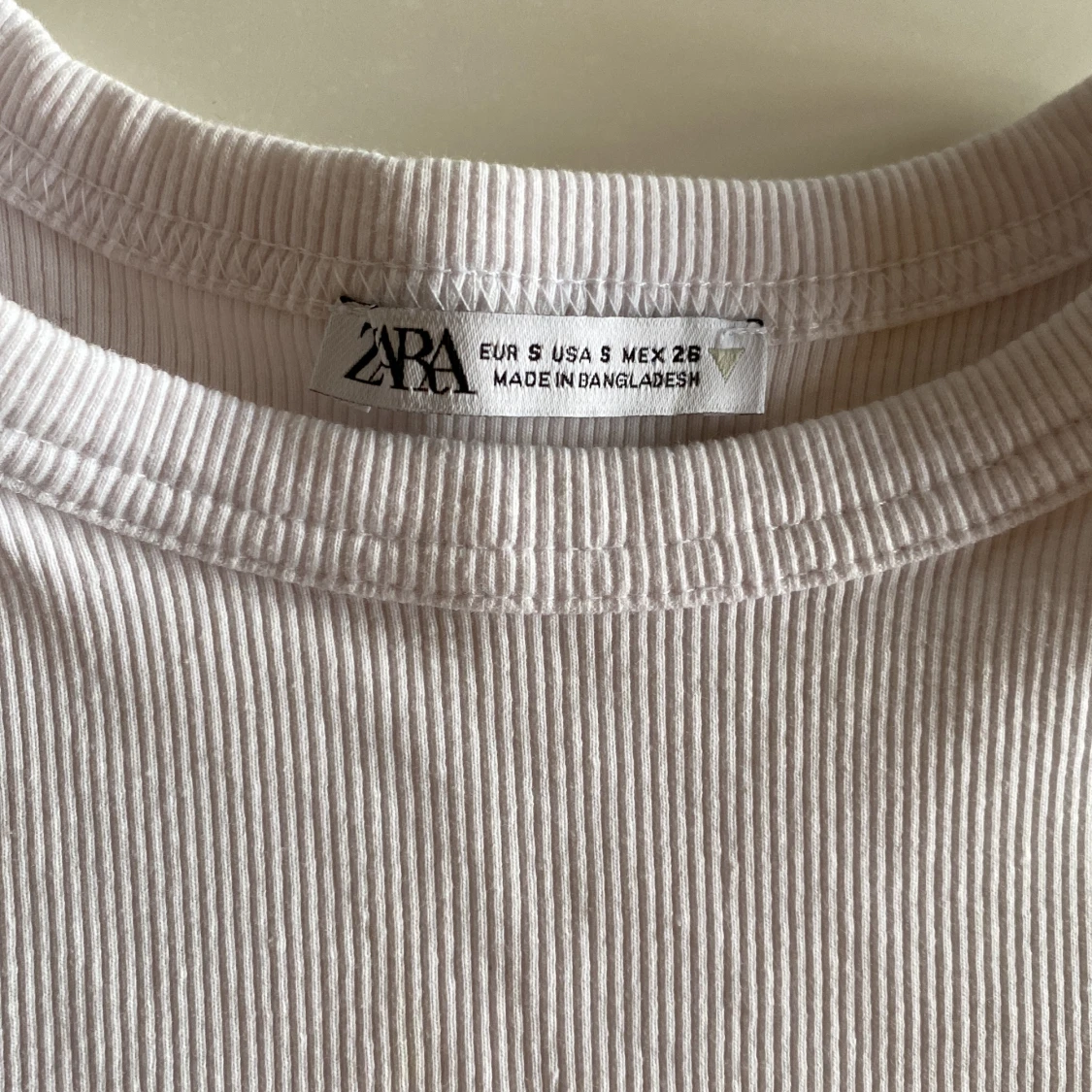 Vit ribbad t shirt från zara - 91