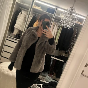 Grå pälsjacka  - Gosig, väldigt mjuk och elegant pälsjacka! 