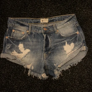 Korta ”slitna” shorts  - Knappt använda. Ganska liten i storleken så funkar inte över mina höfter så bra men för mina lite mindre tjejer är de ett kap!