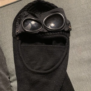 Cp company mask. - Hej, säljer denna maska för att jag inte tycker det är lika kul att ha den i sitt rum som jag tyckte när jag köpte den begagnad på blocket för 1500 i ny skick och säljer den nu. (använd 3 ggr, inte varit nära rök eller djur) PRIS KAN DIAKUTERAS!!!!!!!