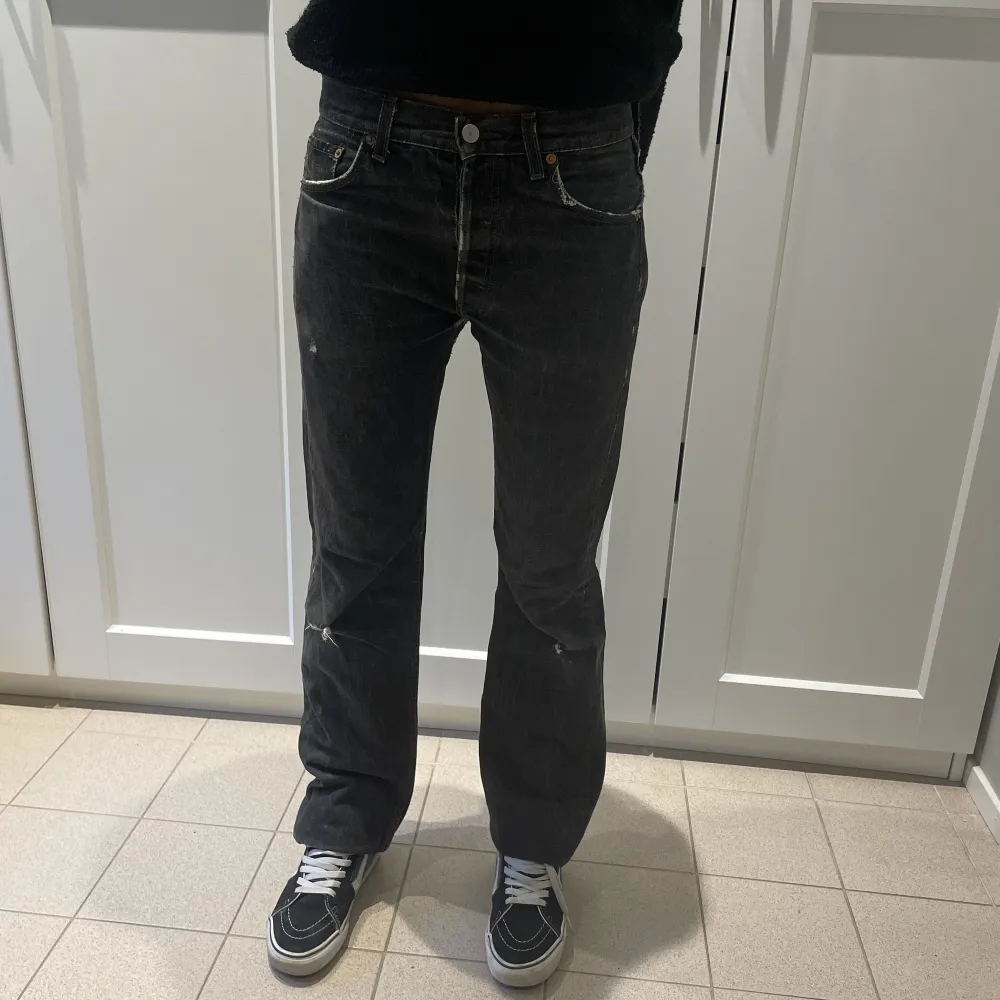 Midjemått: 40cm Innerbenslängd: 86cm Ytterbenslängd: 110cm Grenhöjd: 25cm. Jeans & Byxor.