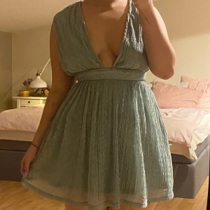 Nelly Glitter Klänning - glittrig klänning från nelly i storlek xs men passar s också 