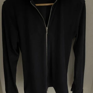 Ciszere Overshirt - En tidlös marinblå overshirt som är tillverkad av ett mjukt och flexibelt tyg. Jackan har sin plats vid alla tillfällen och är perfekt att använda över en t-shirt eller under ytterjackan en kall vinterdag 