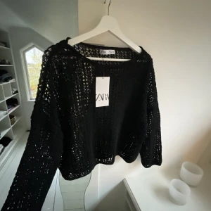 Tröja - Snygg tröja från zara man kan ha linne under, strl L men sitter lite snyggt oversized så passar S-L. Aldrig använd