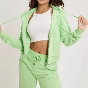 JUICY COUTURE KOFTA - Hejhej, säljer denna juicy koftan som är köpt från Nelly i slutet på sommaren och använda max 2-3 gånger därav i helt nytt skick. Koftan är i storlek XS och passar även folk i S💚🍀man kan även köpa hela settet för 700 kr! Kan skicka mer bilder privat