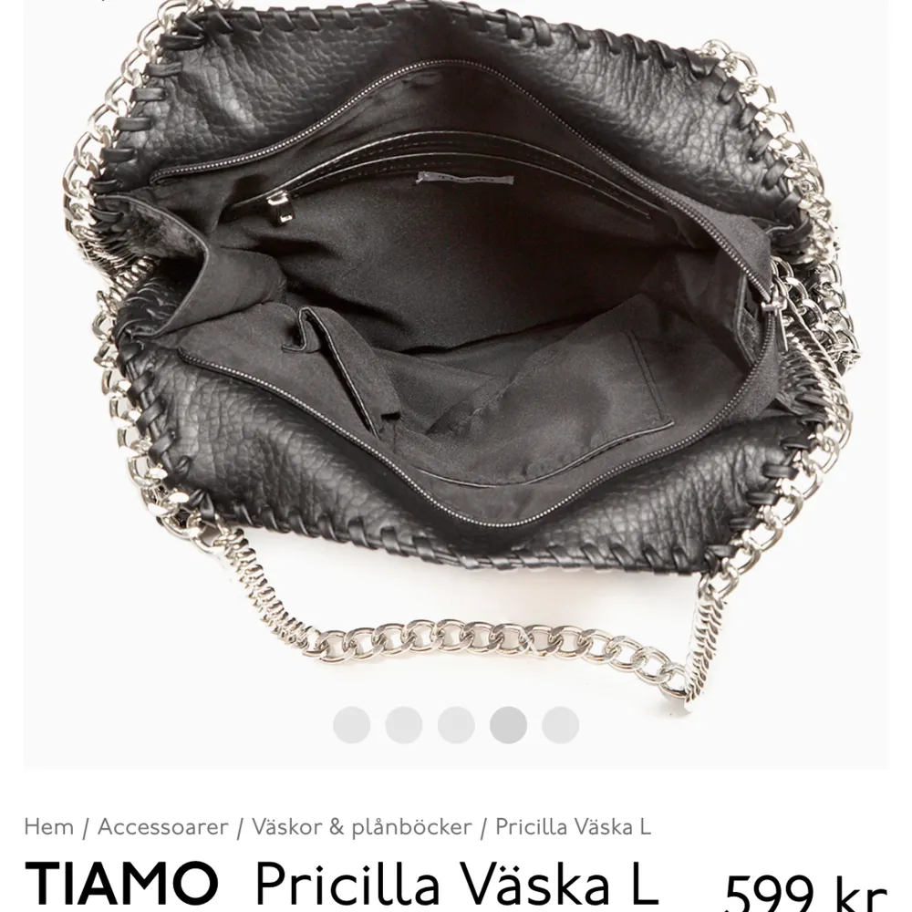 Säljer min svarta Tiamo väska, som tyvärr inte kommer till användning längre. Men så fin🥰helt ny skick, användt endast få tall gånger🥰jag köpte den på scorett för 599kr, jag säljer den för 299kr!! Storlek L på väskan. Med en silvrig kedja runt om.. Väskor.