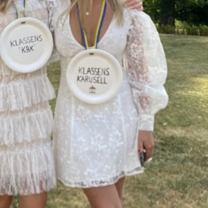 Studentklänning  - Säljer min fina klänning från NA-KD som jag hade på min student. Använd 1 gång. Frakt tillkommer 