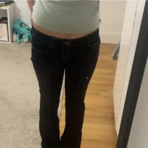 lågmidjade jeans  - säljer dessa lågmidjade jeans me stjärnor på fickan❤️ använt sjökv 3 gånger men annars i skit bra skick!