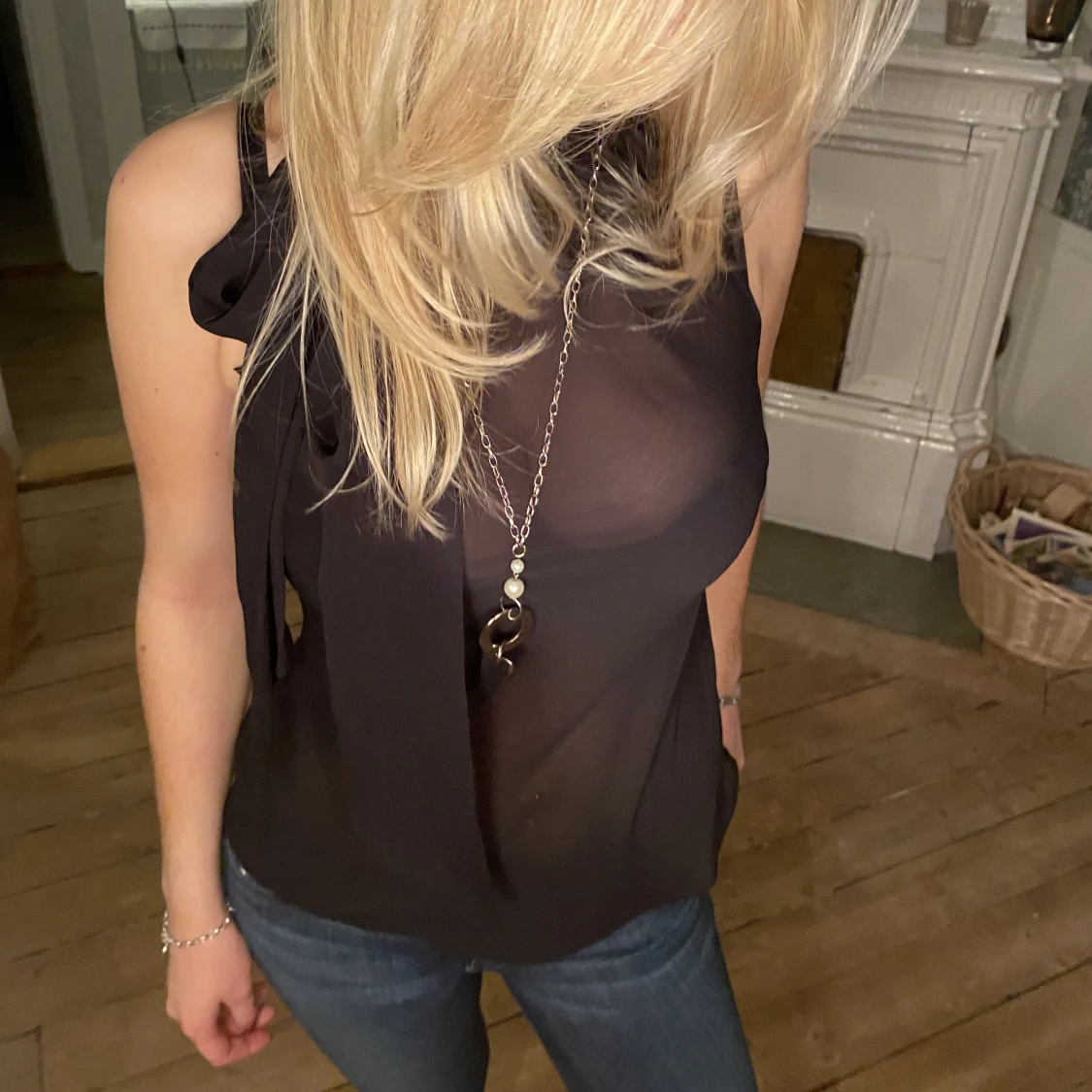 Svart kortärmad topp med knytning